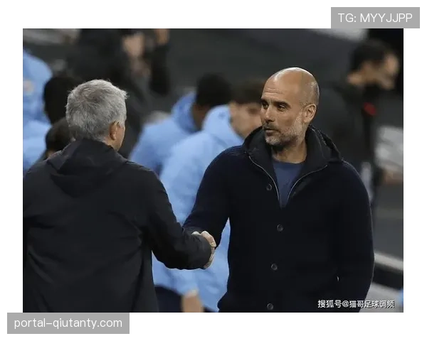 赛前探营:瓜迪奥拉在曼城训练基地与教练组研究国米比赛录像至深夜。