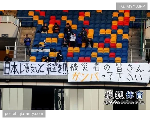 特写:看台温情一幕,摩纳哥小球迷举牌为患病母亲加油获球员回应